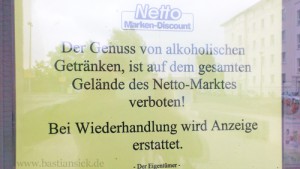 Genuss von alkoholischen Getränken verboten, bei Wiederhandlung wird Anzeige erstattet_WZ (Netto-Markt in Magdeburg) (c) Christine Meinhard 14.06.2015_J3BaMefX_f