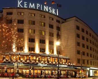 Web_Kempinski-Hotel-Bristol-Berlin-Hotel-Aussenansicht-Weihnachten_qTAWhFom_f.jpg